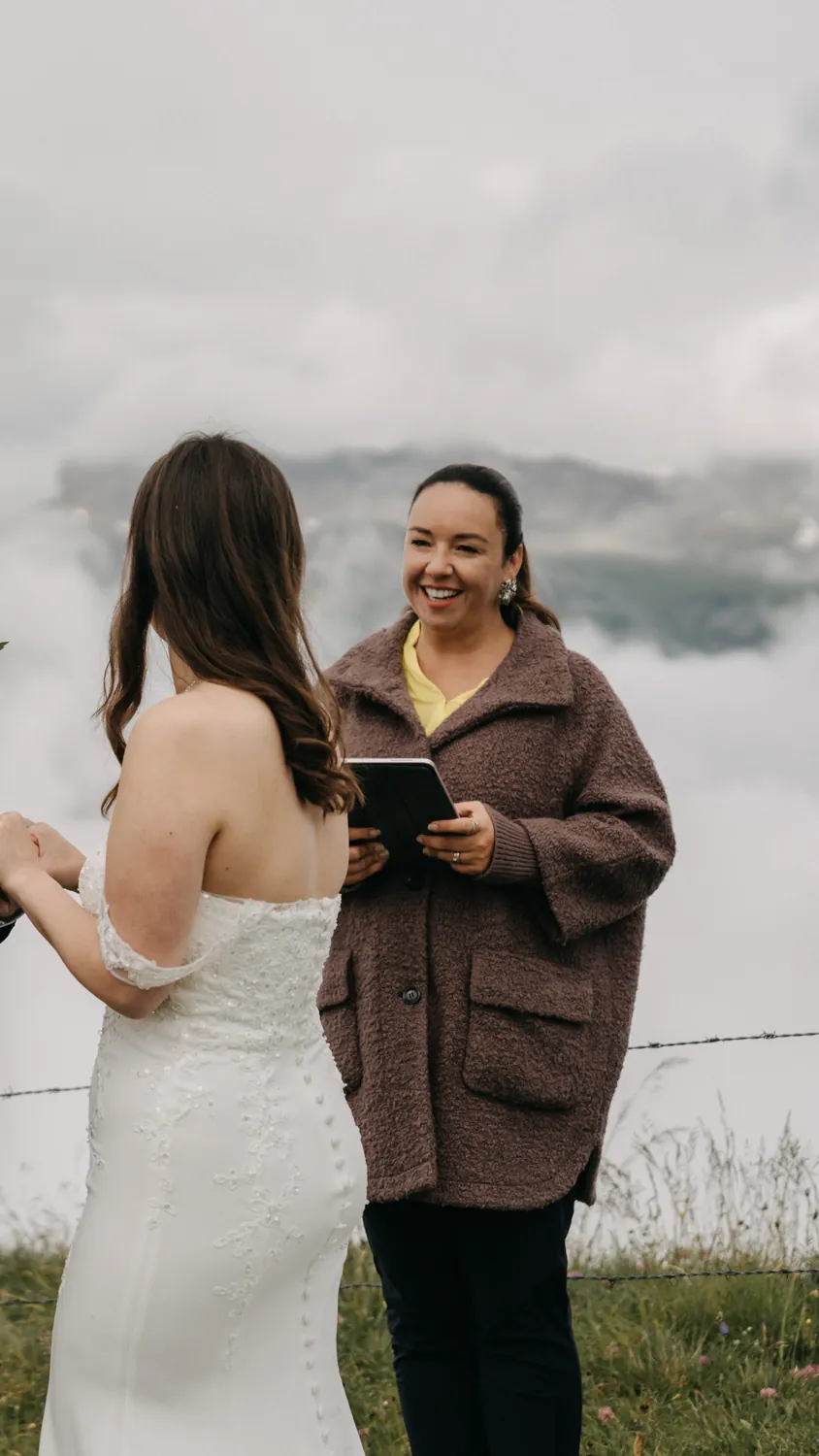 Elopement auf einem Berggrat über den Wolken