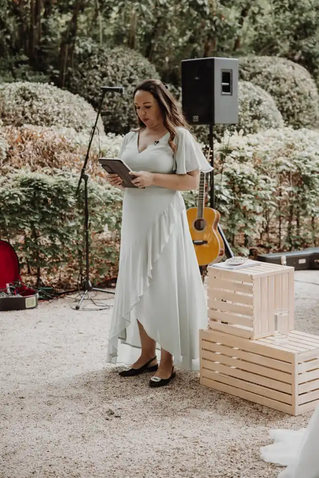 Manuela bei einer freien Trauung im Garten