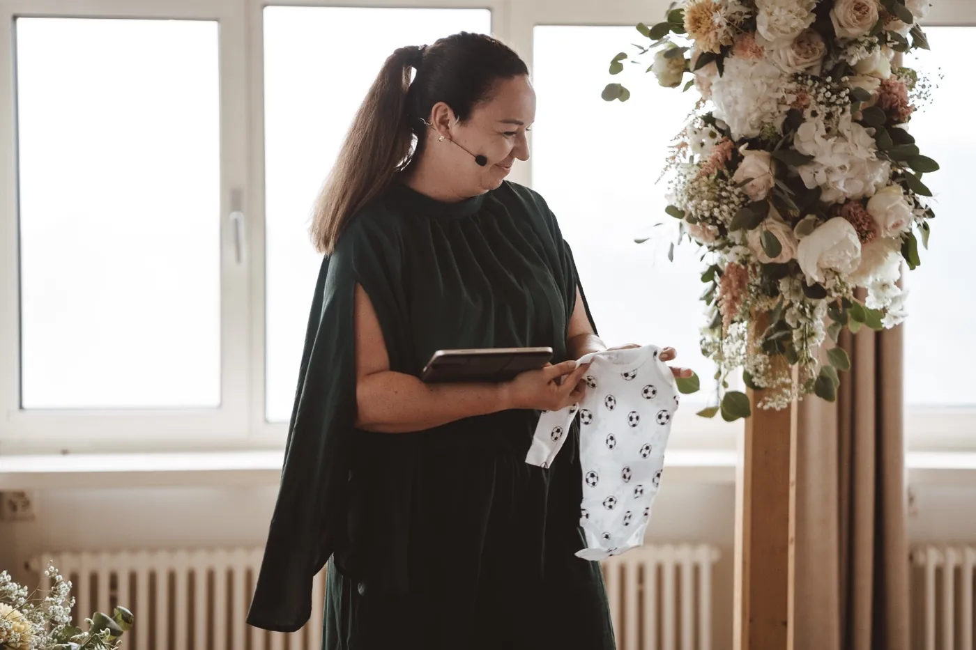 Manuela bei einer Zeremonie