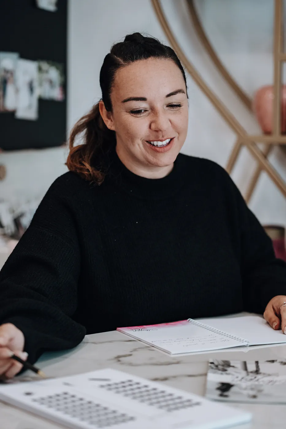 Manuela beim Schreiben einer Traurede
